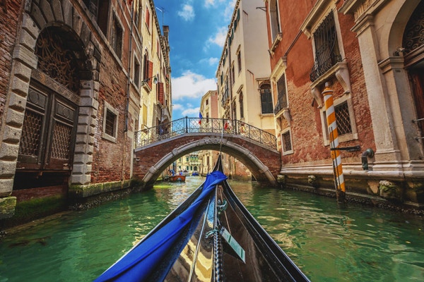 Venezia, Italia. Utsikt fra gondolbanen under turen gjennom kanalene.