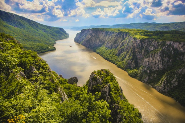 Iron Gate-juvet er den største juvet på Donauelven, som ligger på grensen til Serbia og Romania. Nasjonalparker er på begge sider av elven - Djerdap på serbisk side og Poré ile de Fier på rumensk.