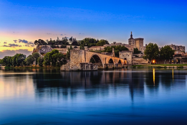 Avignon-broen med Pavepalasset og Rhone-elven ved soloppgang, Pont Saint-Benezet, Provence, Frankrike