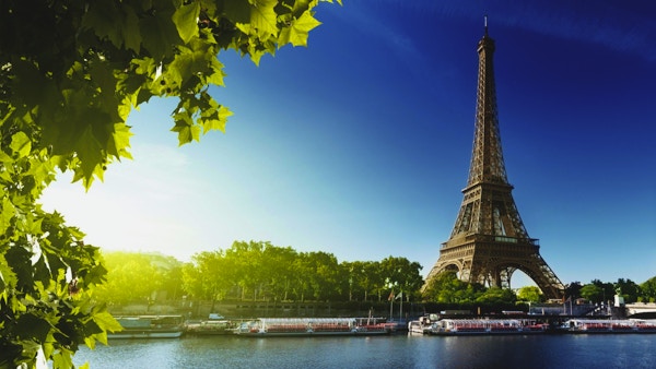 Seine i Paris med Eiffeltårnet i soloppgangstid
