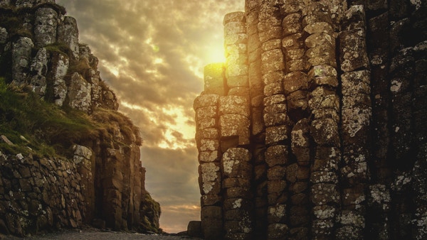 Solnedgang ved Giant's Causeway i Nord-Irland