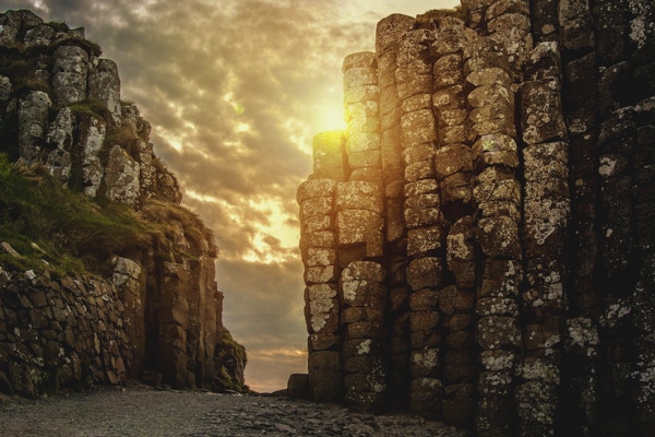 Solnedgang ved Giant's Causeway i Nord-Irland