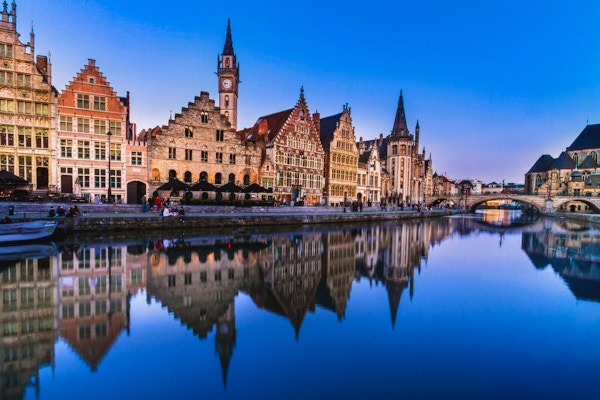 Pittoreske middelalderske bygninger med utsikt over "Graslei havnen" i Gent, Belgia.