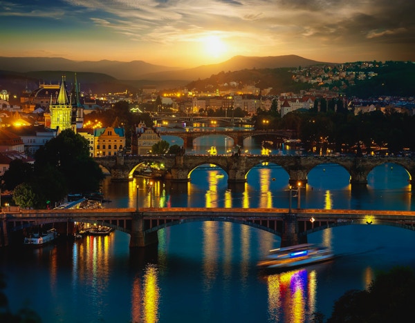 Utsikt over opplyste broer i Praha om kvelden