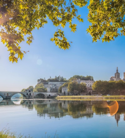 Avignon-broen med Popes Palace i Provence, Frankrike