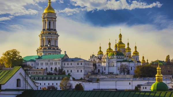 Kiev-Pechersk Lavra mot himmelen med skyer høst. Big Bell Tower, Refectory Church og Assumption Cathedral. Kiev, Ukraina
