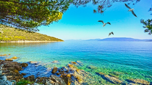 Cres Island, Kroatia: Utsikt fra strandpromenaden mot Adriaterhavet nær landsbyen Valun
