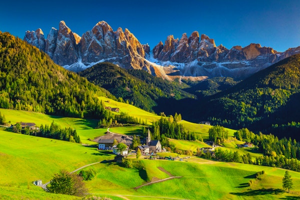 Berømte beste alpine sted i verden, Santa Maddalena landsby med magiske Dolomittene fjell i bakgrunnen, Val di Funes dalen, Trentino Alto Adige regionen, Italia, Europa