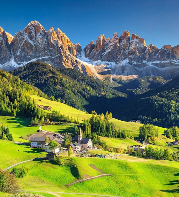 Berømte beste alpine sted i verden, Santa Maddalena landsby med magiske Dolomittene fjell i bakgrunnen, Val di Funes dalen, Trentino Alto Adige regionen, Italia, Europa