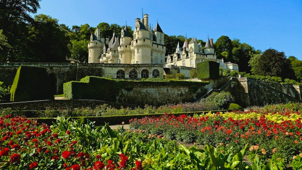 Blomster i forgrunnen av et slott i Loire