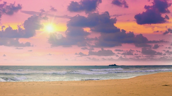 Solnedgang ved bredden av Det indiske hav, Bentota, Sri Lanka