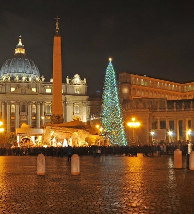 Juletre på Petersplassen i kveldsbelysing