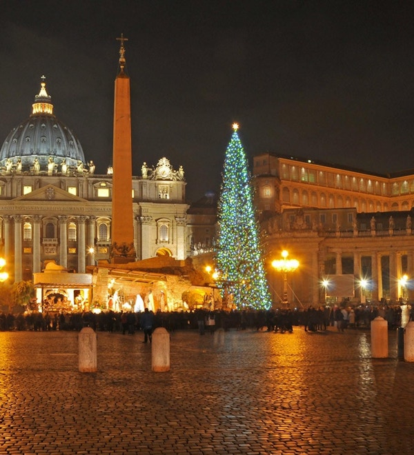 Juletre på Petersplassen i kveldsbelysing