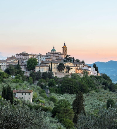 Utsikt til den vakre middelalderbyen Trevi, italia.