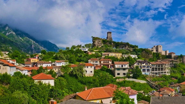 Scene med Kruja-slottet i nærheten av Tirana i Albania
