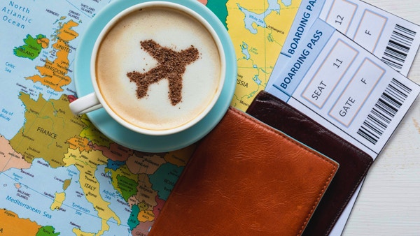 Europakart og flymotiv i cappuccino (laget av kanel). Reisekonsept. Reisebyrå