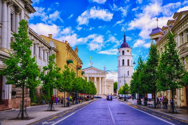Katedralplassen sett fra Gediminas Avenue, hovedgaten til Vilnius, Litauen, et populært sted for shopping og spisesteder
