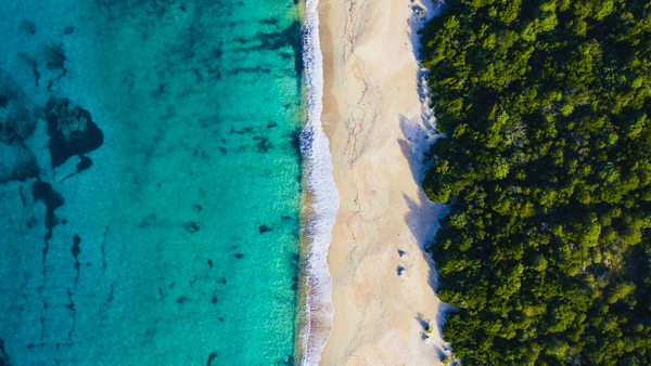 Luftfoto av en fantastisk vill strand badet av et gjennomsiktig og turkis hav. Sardinia, Italia. "T