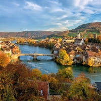 Laufenburg gamleby ved Rhinen er et populært dagsturmål rundt Basel, Sveits, ved den sveitsiske tyske grensen