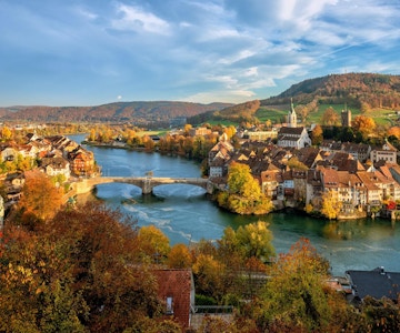 Laufenburg gamleby ved Rhinen er et populært dagsturmål rundt Basel, Sveits, ved den sveitsiske tyske grensen