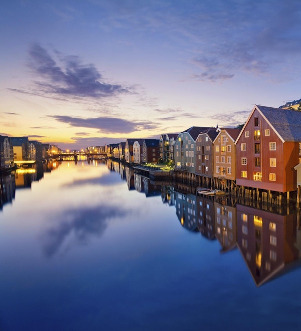 Bilde av den norske byen Trondheim i skumringen blå time.