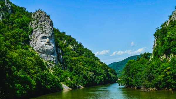 Decebal statue i Romania