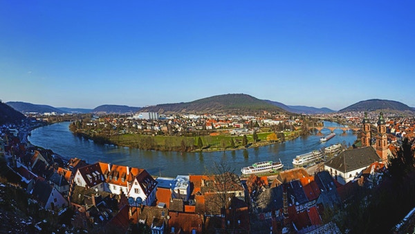 Panoramautsikt over Miltenberg med elven Main i Bayern