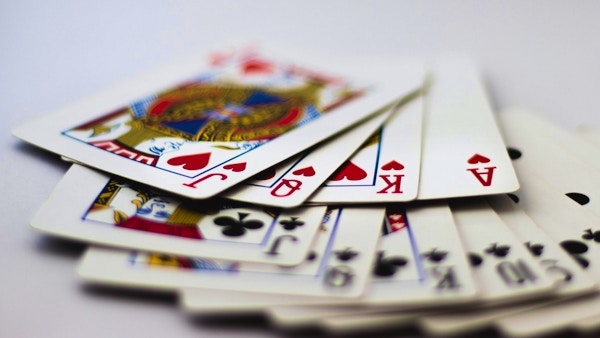 Spillkort med sedler og mynter for pengespill