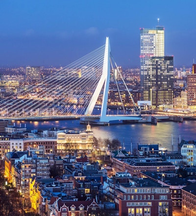 Luftfoto av Rotterdams skyline med Erasmusbroen i skumringen sett fra Euromasttårnet, Nederland