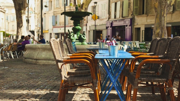 "Lite torg med fontene og kafe og restaurant i Avignon, Provence, Frankrike Se også:"