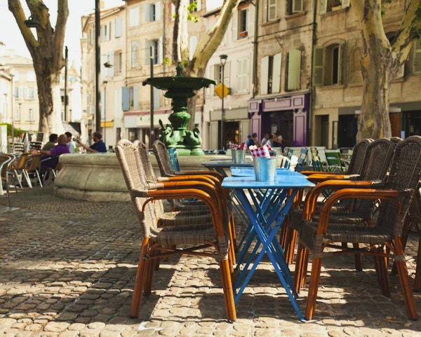 "Lite torg med fontene og kafe og restaurant i Avignon, Provence, Frankrike Se også:"
