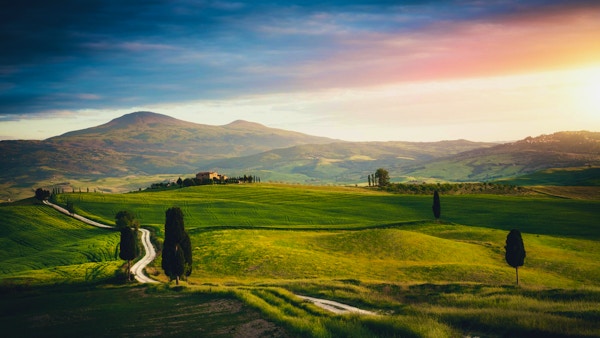 Toscana-landskap med en svingete landevei og sypresser (Val D'orcia, Italia). Landskapet er kjent fra Gladiator-filmen.