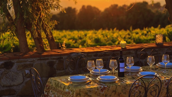 Utebord med vingårdsbakgrunn i susnet-tid i Toscana, Italia