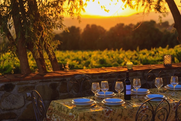 Utebord med vingårdsbakgrunn i susnet-tid i Toscana, Italia
