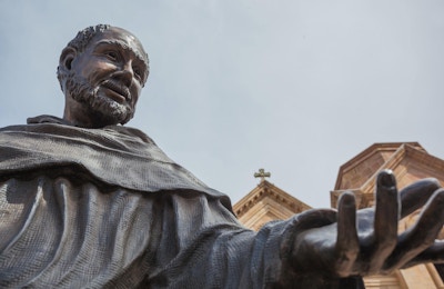 Sankt Francis av Assisi, statue ved Saint Francis katedral basilika, Santa Fe, New Mexico. Horisontal lavvinkel og vidvinkelsammensetning.