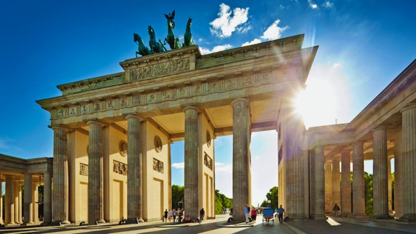 "Brandenburg Tor, Berlin, tysk lysglass, mennesker i uskarp bevegelse"