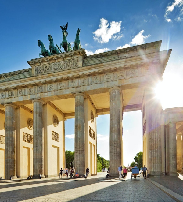 "Brandenburg Tor, Berlin, tysk lysglass, mennesker i uskarp bevegelse"