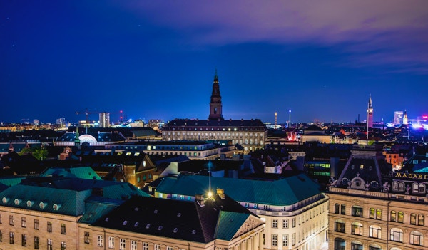 København med klar blå himmel i mørket