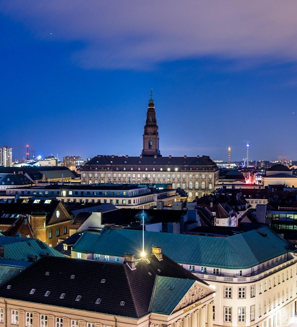 København med klar blå himmel i mørket