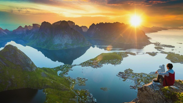 Besøkende kan glede deg over utsikten over Lofoten i Norge i solnedgangen.