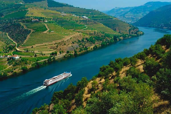 Elvecruiseskip på elven Douro i Portugal