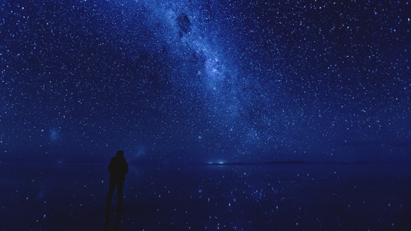 Melkeveien og stjerner som reflekteres på overflaten av vannet ved Uyuni i Bolivia. Står midt i galaksen.
