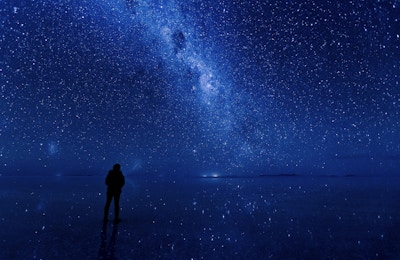 Melkeveien og stjerner som reflekteres på overflaten av vannet ved Uyuni i Bolivia. Står midt i galaksen.