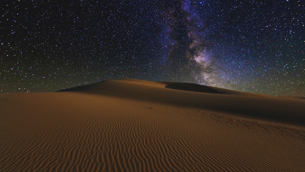 Fantastisk utsikt over Gobiørkenen under den stjernehimmelen på natten.