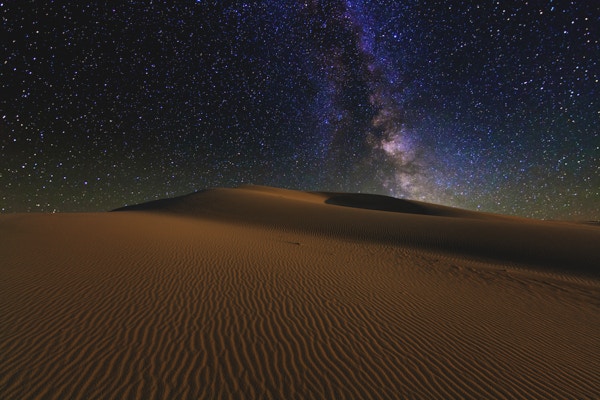 Fantastisk utsikt over Gobiørkenen under den stjernehimmelen på natten.