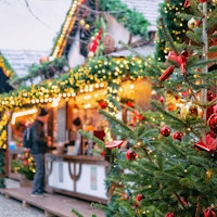 Julemarked på Opernpalais på Mitte i Winter Berlin, Tyskland. Adventmesse dekorasjon og boder med håndverksgjenstander på basaren.