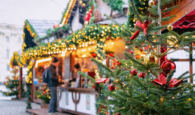Julemarked på Opernpalais på Mitte i Winter Berlin, Tyskland. Adventmesse dekorasjon og boder med håndverksgjenstander på basaren.