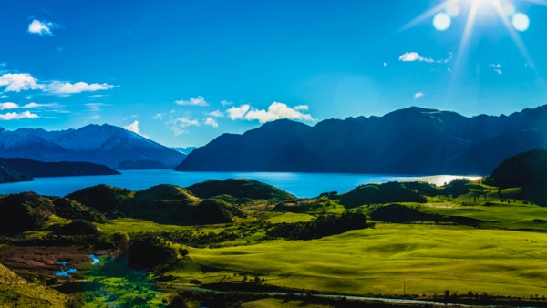 Lake Wanaka ligger i Otago-regionen i New Zealand, i de sørlige Alpene, på 300 meters høyde. Det er New Zealands fjerde største innsjø og anslås å være mer enn 980 ft dyp.