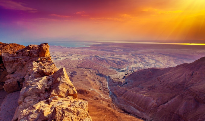 Vakker soloppgang over Masada festning. Ruiner av kong Herodes palass i Judean Desert.
