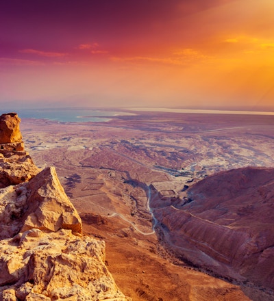 Vakker soloppgang over Masada festning. Ruiner av kong Herodes palass i Judean Desert.